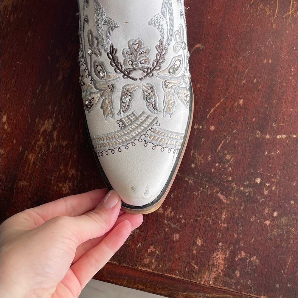 White Embroidered Women's Cowboy Boots - Size 7 - Picture 3 of 6